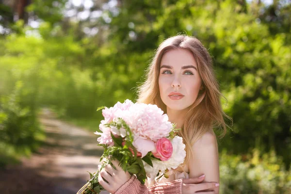 シャクヤクの花束を持つ女性 — ストック写真