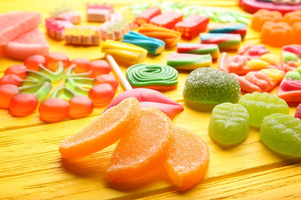 Состав вкусных конфет — стоковое фото