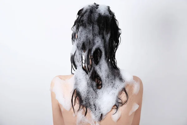 Jovem mulher lavando cabelo — Fotografia de Stock