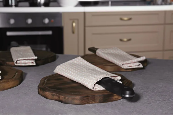 Cuchillo con servilleta y tabla de madera — Foto de Stock