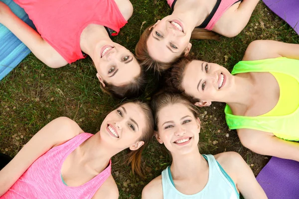 Mujeres jóvenes tumbadas en el césped — Foto de Stock