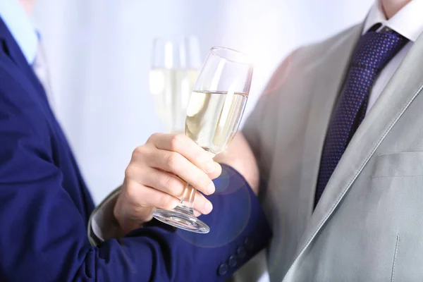 Schwules Paar mit Champagnergläsern auf Hochzeitszeremonie, Nahaufnahme — Stockfoto