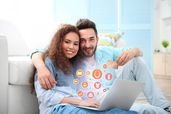 使用便携式计算机浏览互联网的年轻夫妇摆放在家中。在线购物的概念 — 图库照片