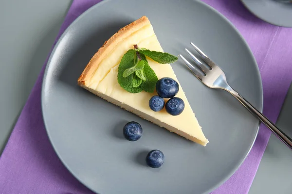 Käsekuchen, Beeren und Gabel — Stockfoto