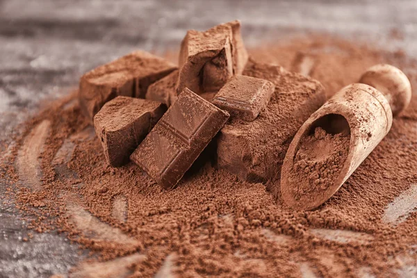 Pedaços de chocolate picados — Fotografia de Stock