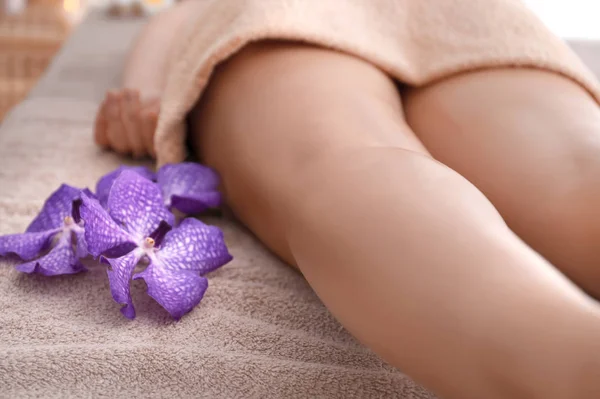 Junge Frau liegt auf Massage — Stockfoto