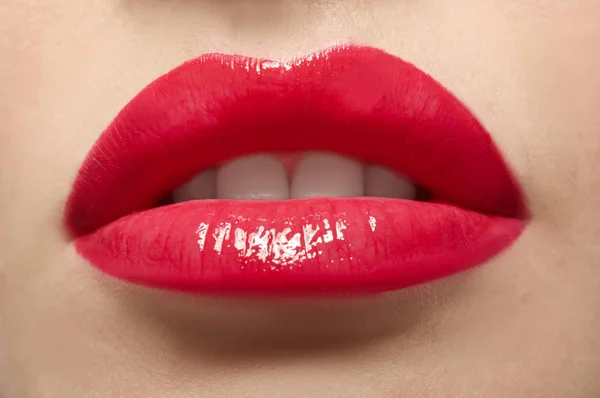 Mulher bonita com lábios vermelhos brilhantes — Fotografia de Stock