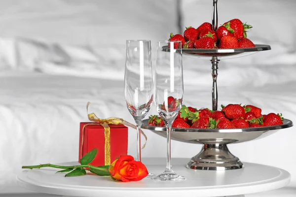 Romantiska sammansättning med jordgubbe — Stockfoto