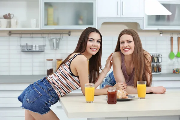 Dejligt lesbisk par, der har morgenmad - Stock-foto
