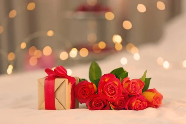 Romantisk komposition med gåva och rosor — Stockfoto