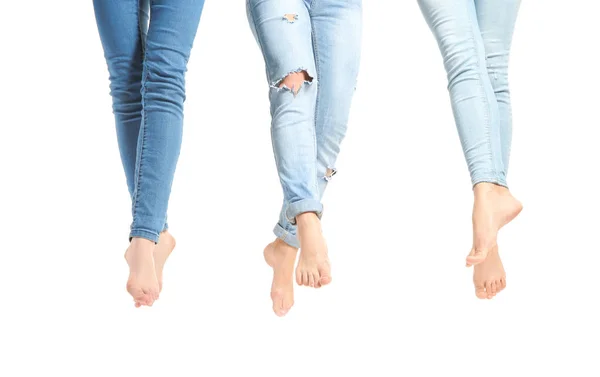 Vrouwelijke benen in spijkerbroek — Stockfoto