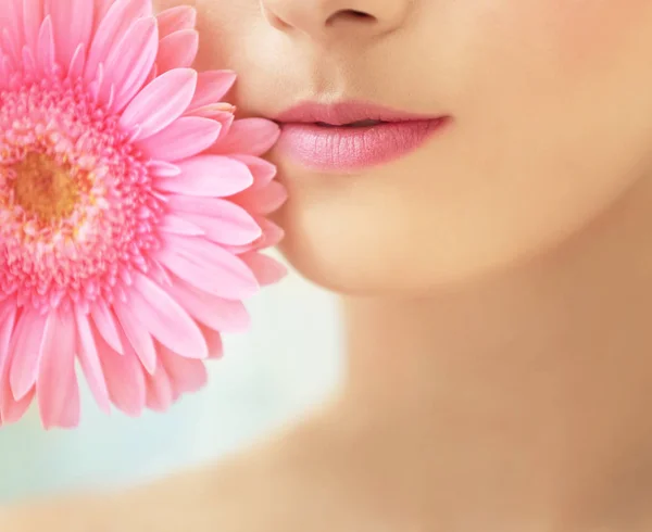 Donna con labbra naturali trucco e fiore — Foto Stock