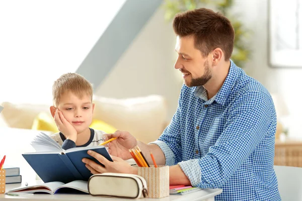 Otec a syn dělají domácí úkoly — Stock fotografie