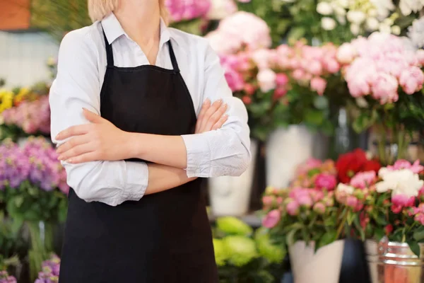 Florista feminina em loja de flores — Fotografia de Stock