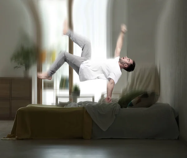 Joven Levitando Sobre Cama Mientras Sueña Con Caerse Concepto Parálisis — Foto de Stock