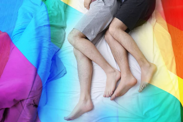 ベッドに横になっている同性愛者のカップル. — ストック写真