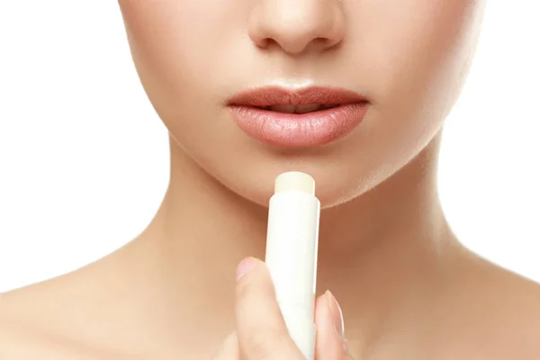 Nahaufnahme der schönen jungen Frau Anwendung Lippenstift, weißer Hintergrund — Stockfoto