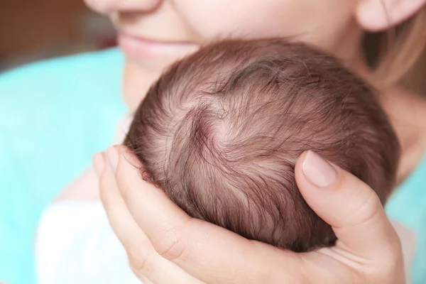 生まれたばかりの赤ん坊を保持している女性 — ストック写真