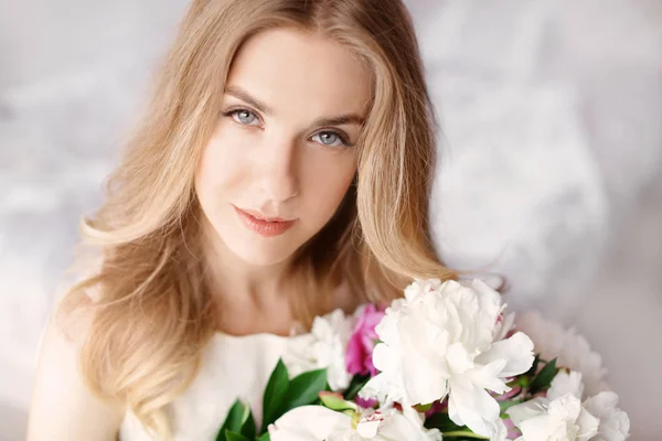 Femme avec bouquet de pivoines — Photo