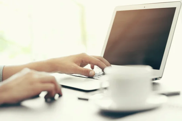 Homem usando laptop para navegar na internet — Fotografia de Stock