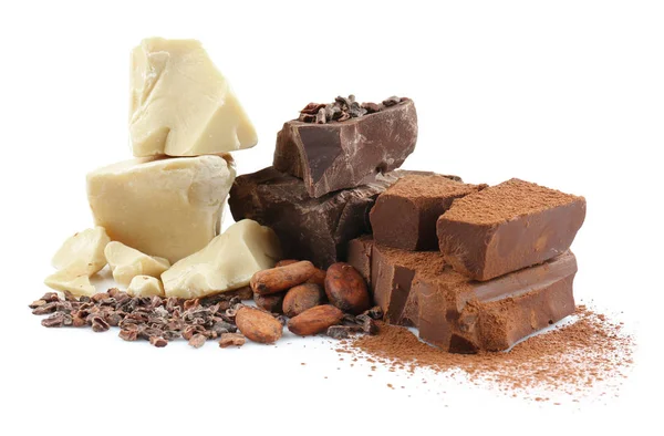 Шматочки темного шоколаду та продукти какао на білому тлі — стокове фото