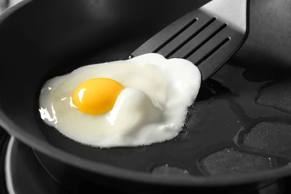 Вкусно над легким яйцом — стоковое фото