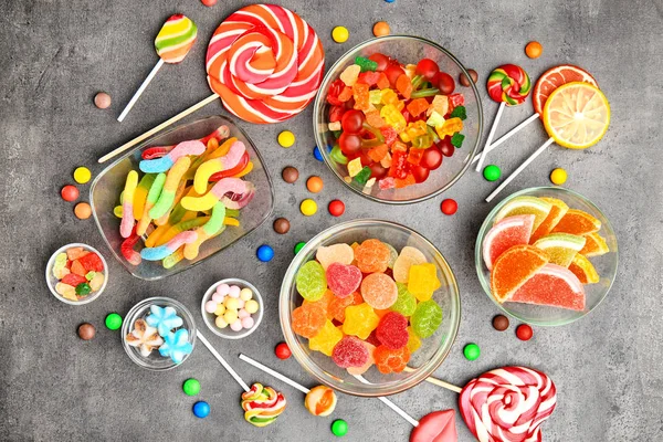 Cuencos con deliciosos dulces —  Fotos de Stock