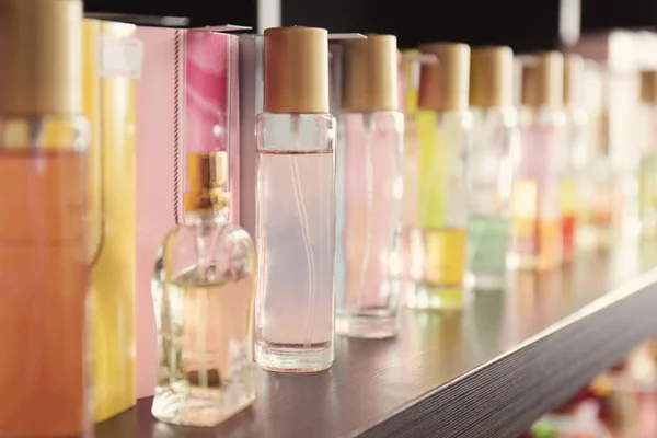 Стелажі з різними парфумами — стокове фото