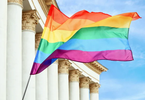 Розмахуючи прапором гей — стокове фото