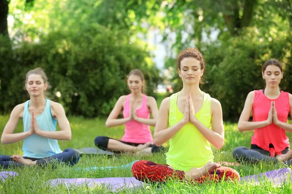 Donne che praticano yoga — Foto Stock