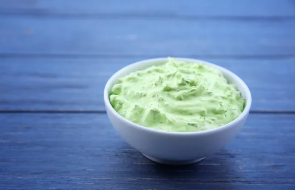 Läckra yoghurt sås i skål — Stockfoto