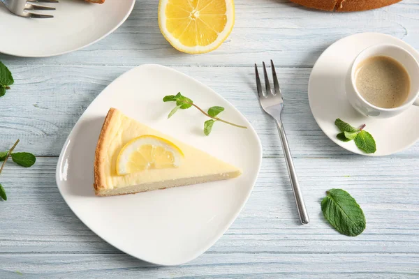 Placa con delicioso pastel de queso — Foto de Stock