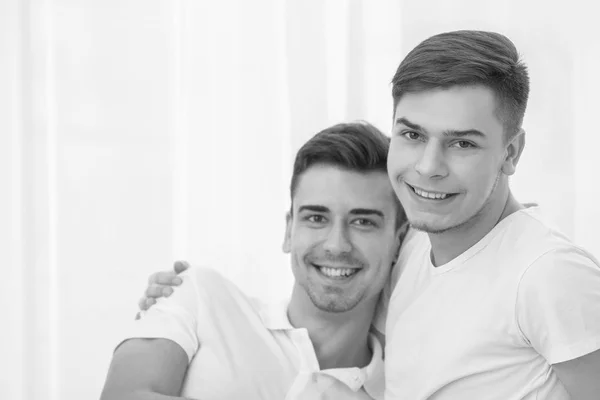 Gay paar op lichte achtergrond — Stockfoto
