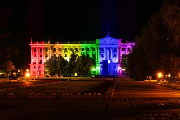 Tribunal com iluminação de bandeira gay — Fotografia de Stock