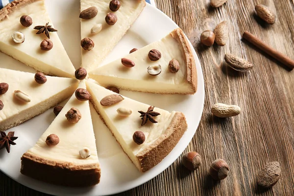 Geschnittener Käsekuchen mit Nüssen — Stockfoto