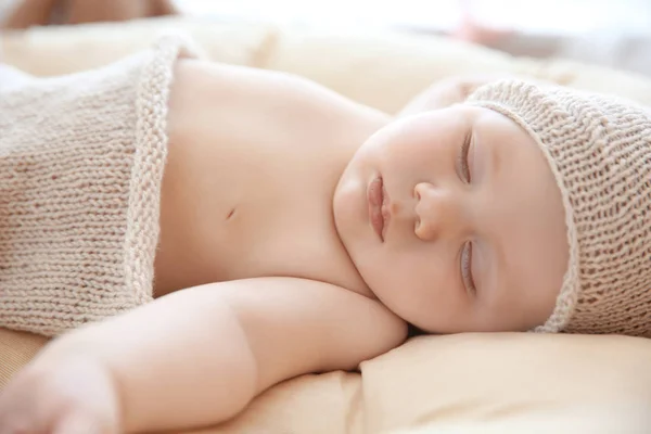 Aranyos kis baba alszik a nappali otthon, Vértes — Stock Fotó