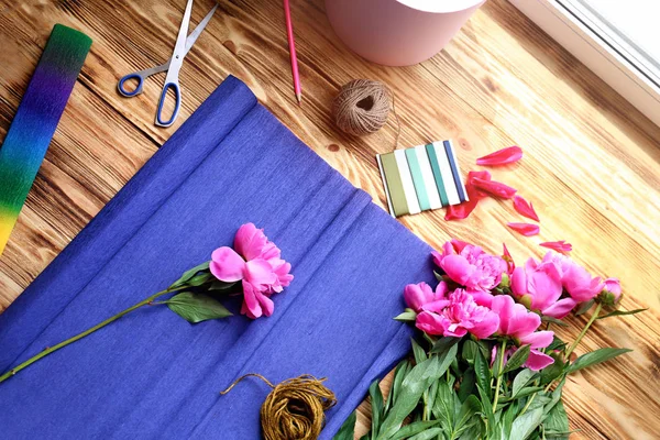 Lieu de travail du fleuriste aux pivoines fraîches — Photo