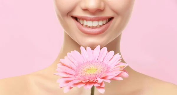 Mujer con labios maquillaje y flor — Foto de Stock