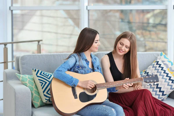 Güzel lezbiyen çift gitar ile