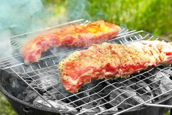 Costillas de repuesto apetitosas a la parrilla — Foto de Stock