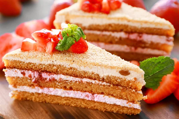 Homemade cake with strawberries — Stock Photo, Image