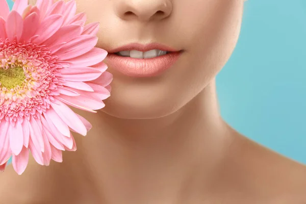 Mujer con labios maquillaje y flor —  Fotos de Stock