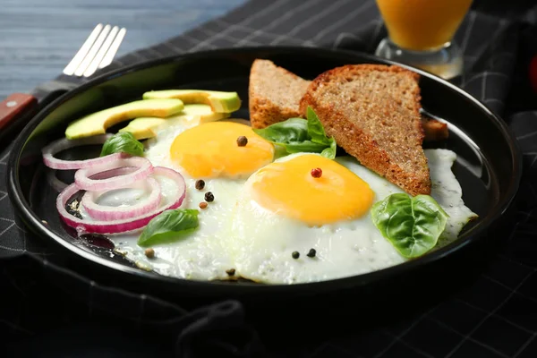 Яйца с тостами, луком и авокадо — стоковое фото