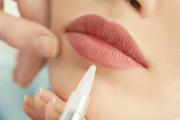 Mulher jovem com maquiagem permanente nos lábios — Fotografia de Stock