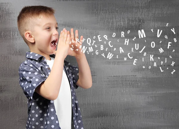 Menino e letras — Fotografia de Stock