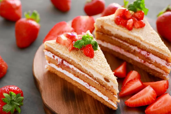 Torta fatta in casa con fragole — Foto Stock