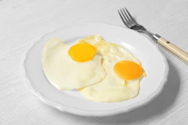 Frühstück mit zu einfachen Eiern — Stockfoto