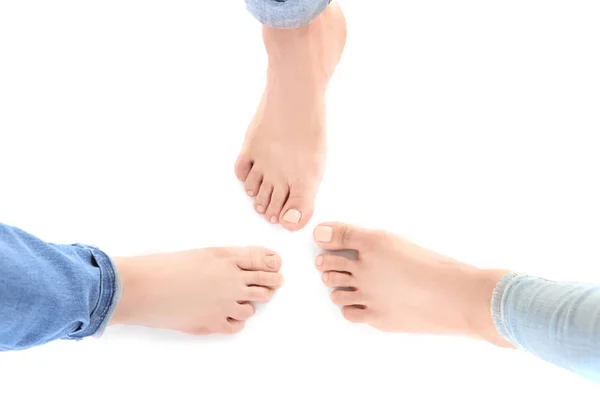Vrouwelijke voeten op wit — Stockfoto