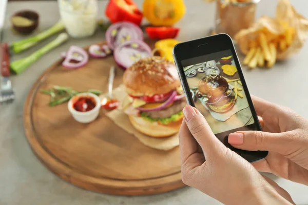 Kvinnliga händer ta foto av mat — Stockfoto