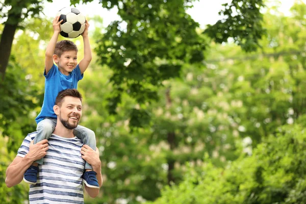 Papá e hijo con pelota de fútbol —  Fotos de Stock